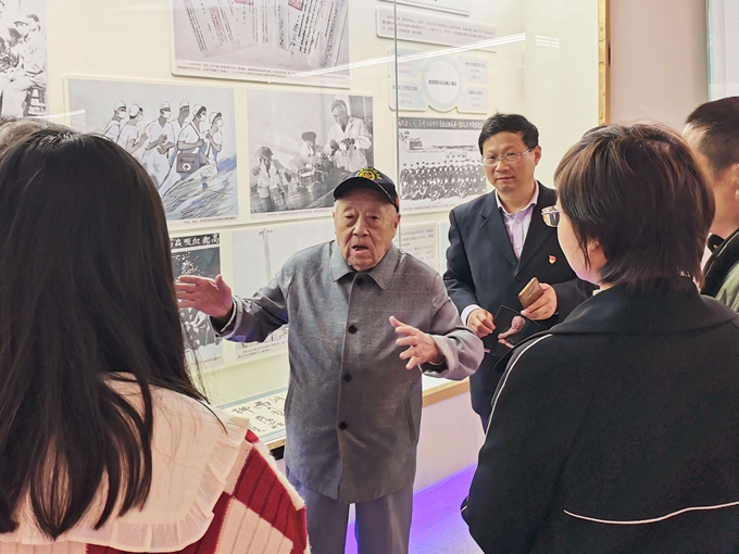 1679296923305377.jpg 新四军老战士丁位西来邮参观血防展览馆图片2.jpg