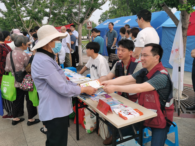 高邮市疾控中心组织志愿者参加“6·16安全宣传咨询日”活动图片1.jpg